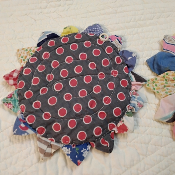 3887 Handstitched Vintage Patchwork Floral Pot Holders, Set Of 2. - Picture 3 of 6